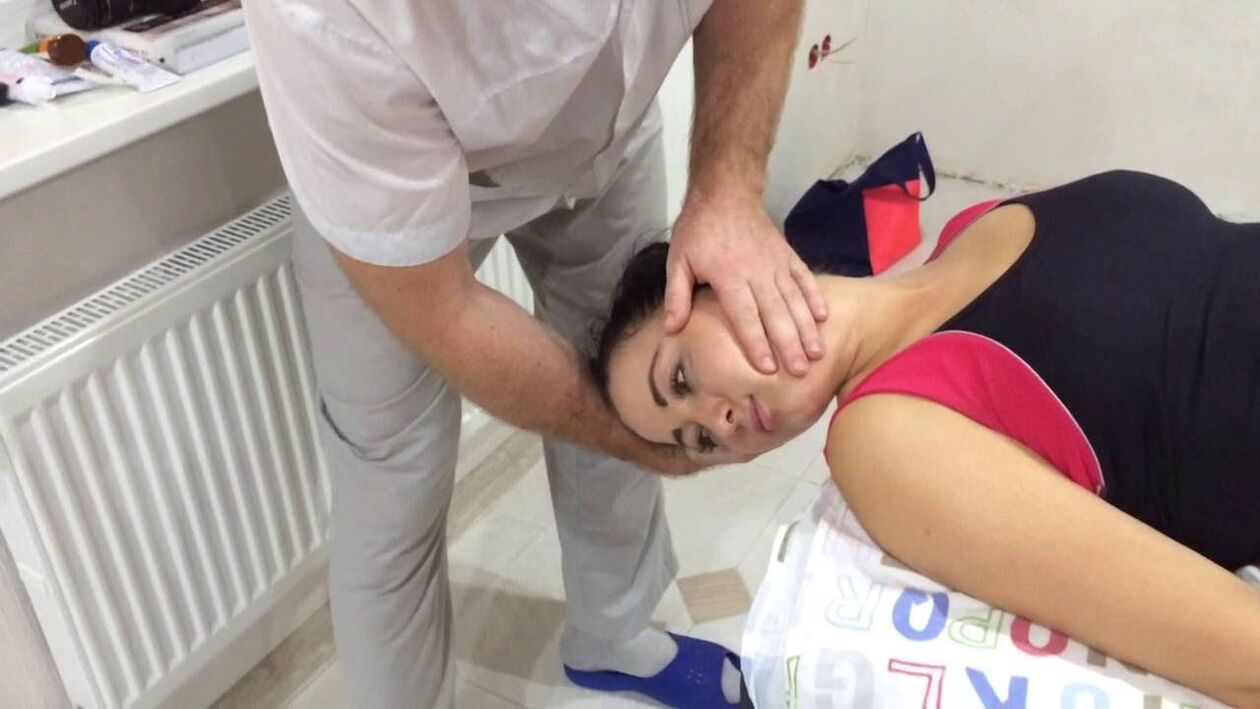 U pacjentki z osteochondrozą szyjną zaleca się sesje terapii manualnej